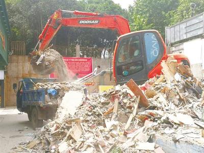 清运“两违”建筑垃圾 规范流程与长效治理的重要性