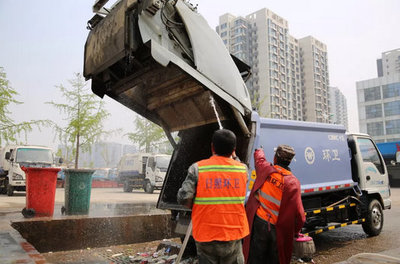 城市环卫与工程保障 压缩式垃圾车、高空作业车与洒水车的协同作用