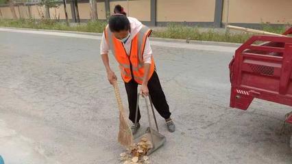 哈拉玉宫乡 疫线小人物 凝聚大力量——记垃圾清运员的坚守与担当